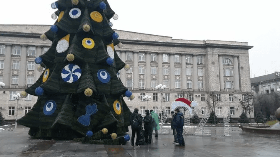 Новогоднюю елку украсили &quot;оком дьявола&quot; на Украине
