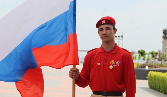 Волгоградцы отмечают День флага триколором, акциями и флешмобами