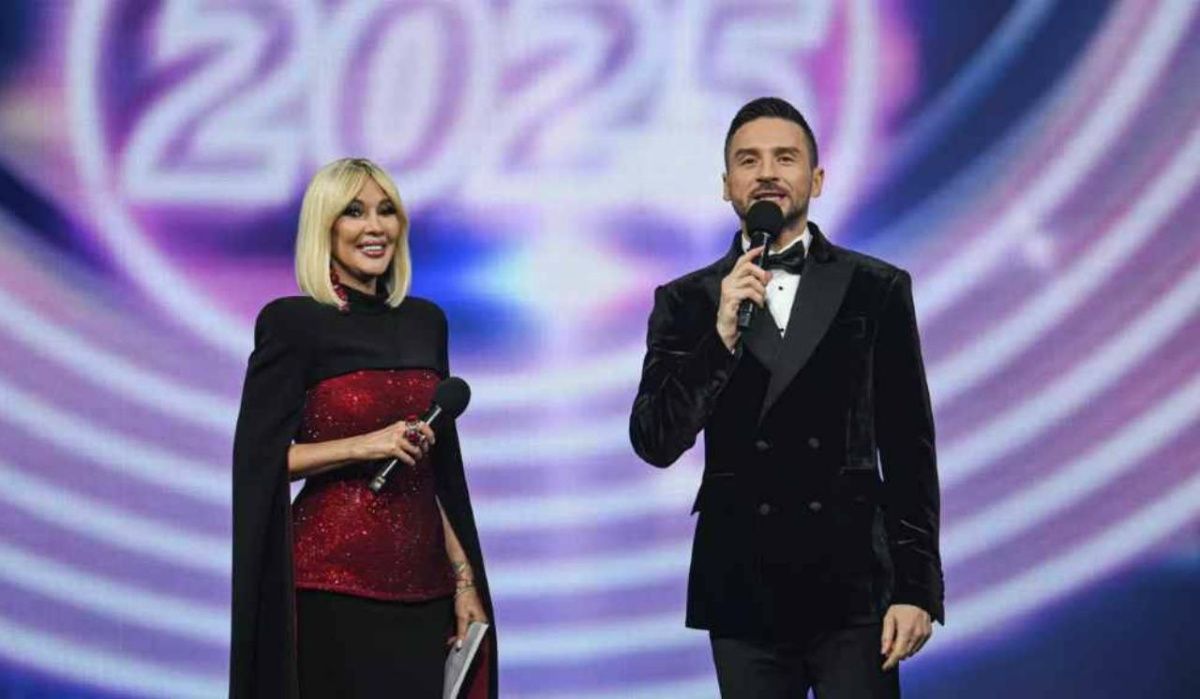 &quot;Лерка, зубы не вылетели?&quot;: Лазарев вновь подколол Кудрявцеву на &quot;Песне года&quot;