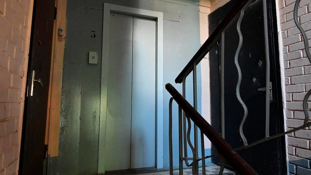 Россиян из 15-ти этажного дома оставили без лифта