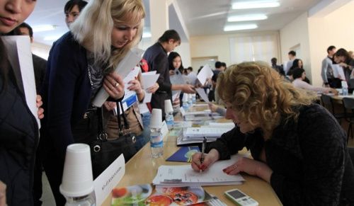 В Новосибирской области выпускникам колледжей помогают найти работу 