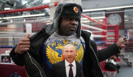 Боксёр Кевин Джонсон назвал количество футболок с Путиным в его гардеробе
