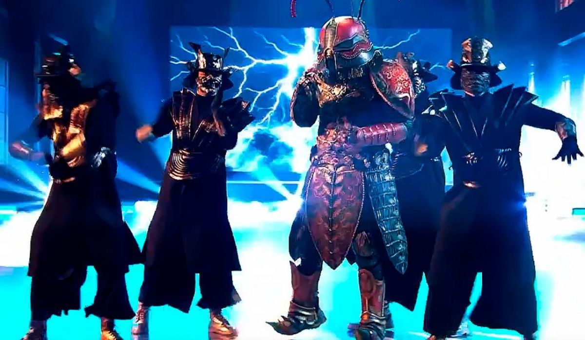 В шоу "Маска" разоблачили участника под маской Жука