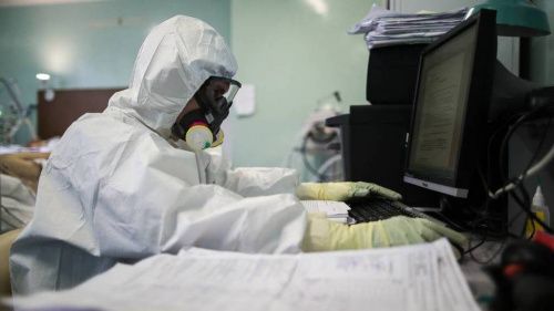 В России от коронавируса за сутки умерли более 1100 человек