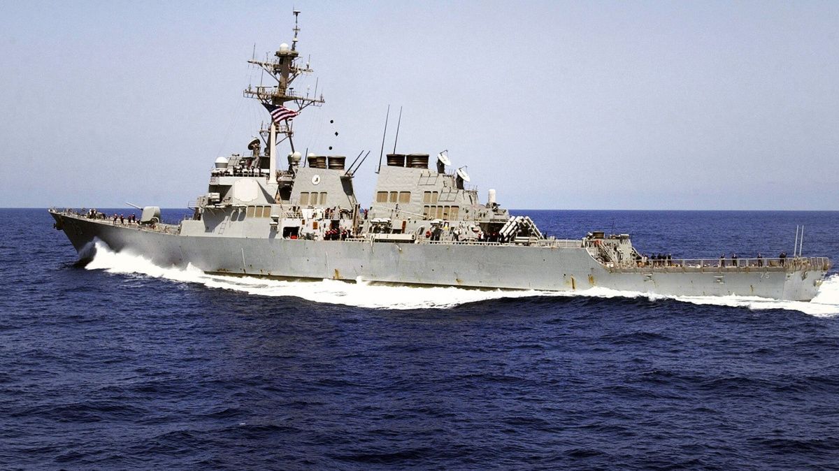 В Аравийском море обстреляли корабль ВМС США