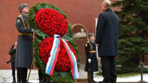 Путин и Шойгу возложили венок к Могиле Неизвестного Солдата
