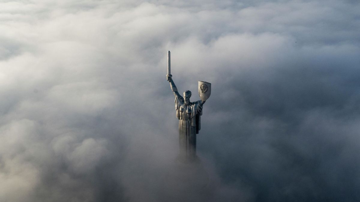 В России прокомментировали раскрашивание монумента Родина-мать в цвета флага США