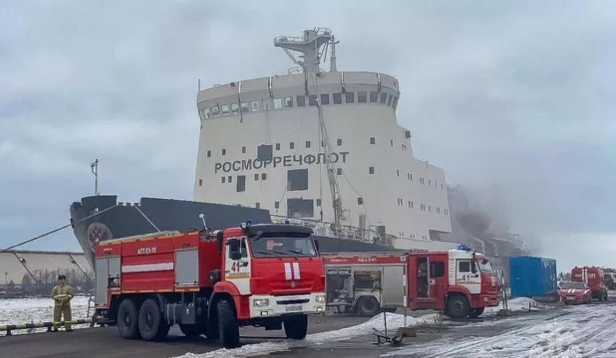 В порту Петербурга загорелся ледокол