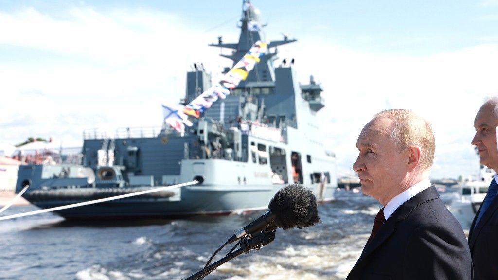 На параде ВМФ в Петербурге создали альтернативу НАТО