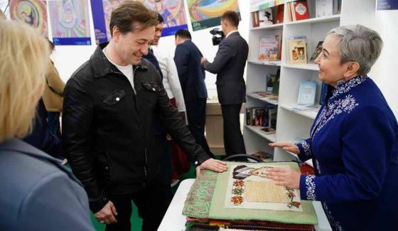 Сергея Безрукова поразили оригинальные войлочные книги на выставке в Уфе
