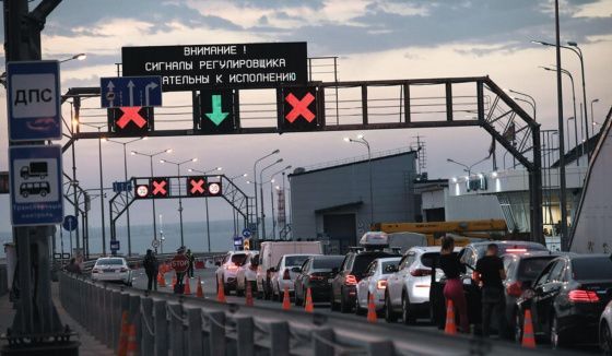 Аксенов ограничил движение электромобилей и гибридов на Крымском мосту