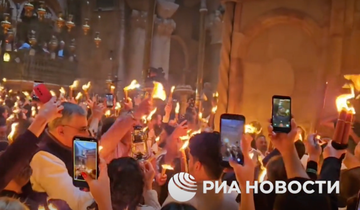 Чудо Благодатного огня вновь произошло в Иерусалиме