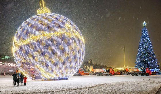 Гигантский елочный шар украсил Поклонную гору в преддверии праздников