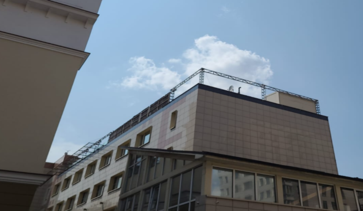 В Хамовниках демонтирован самострой на крыше здания XX века