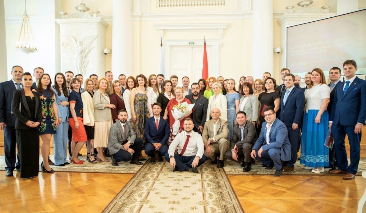 Выпускники Президентской программы получили дипломы в Смольном