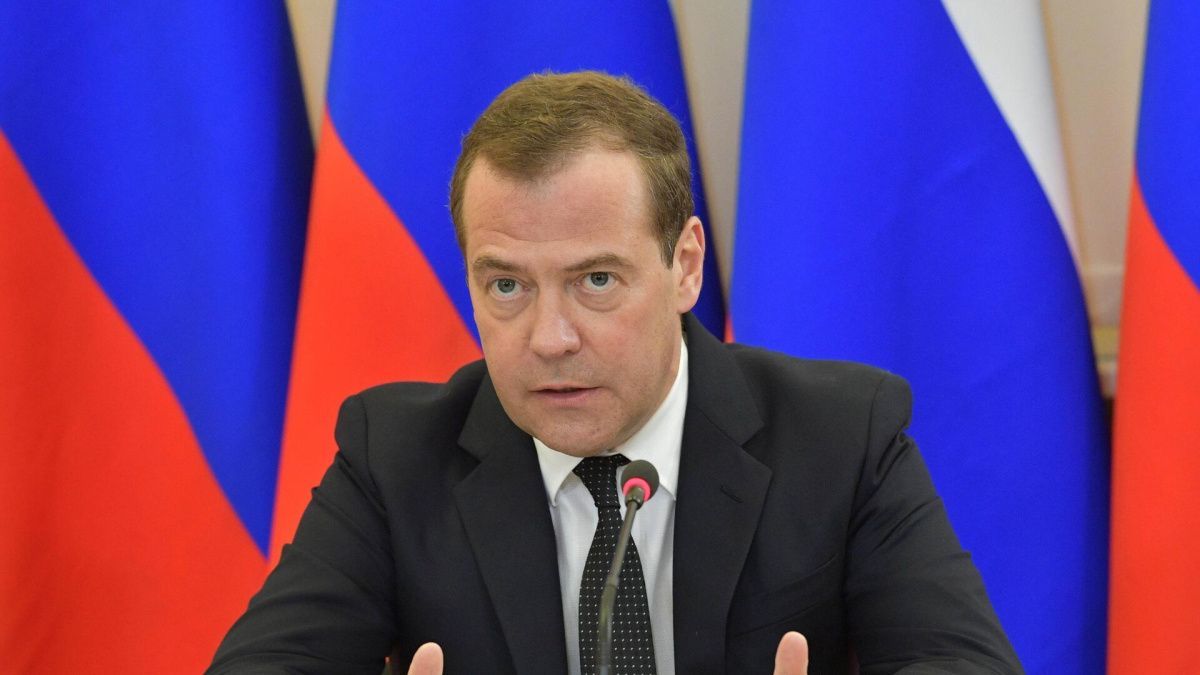 Медведев поздравил с 1 мая и заявил о задаче нанести поражение «западным гнидам»