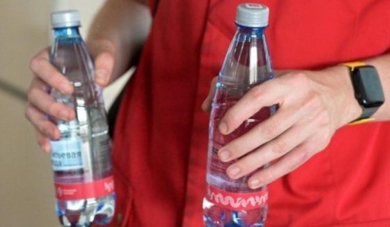 Москвичей предупредили о риске при хранении бутилированной воды в машине в жару