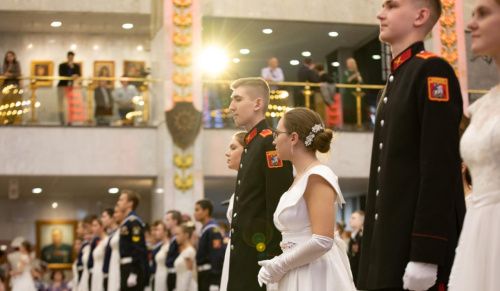 Около 150 танцевальных пар выступили на балу в Музее Победы
