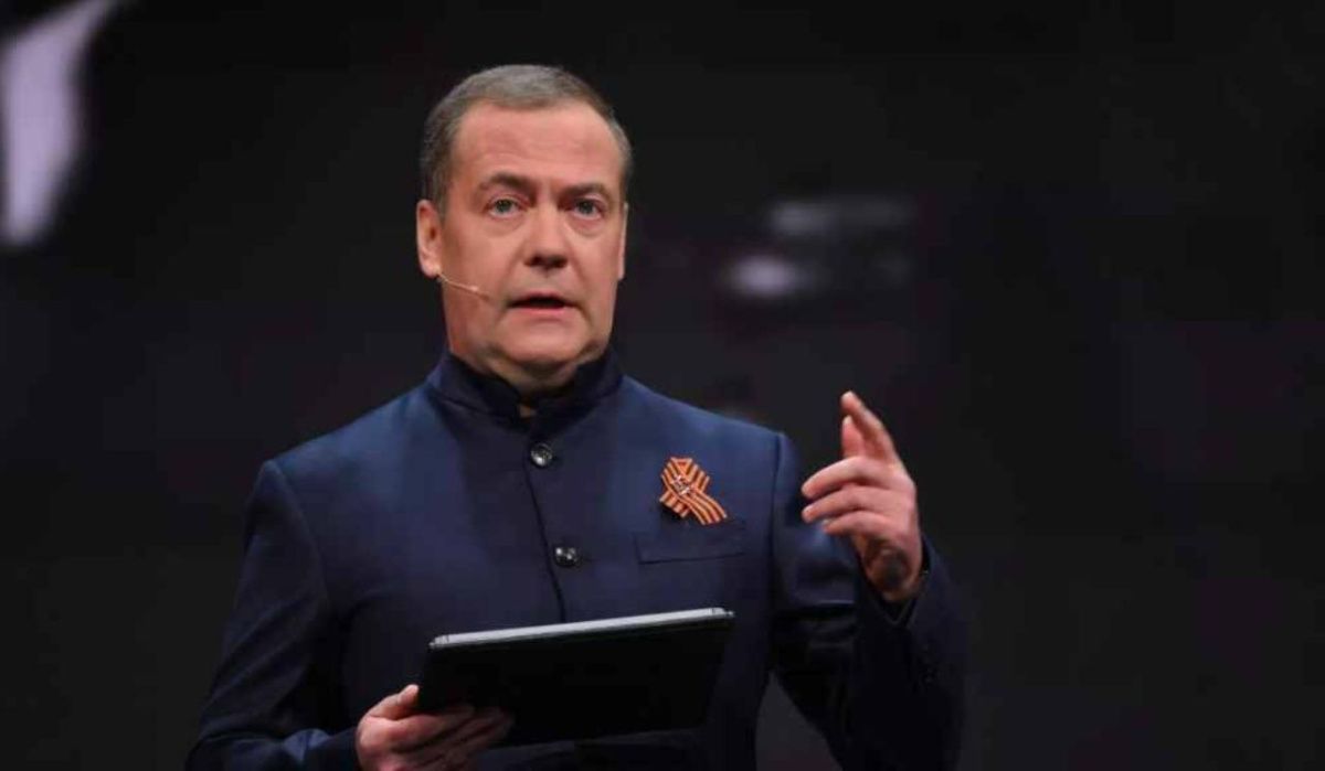 Медведев: Россия ответит симметрично на передачу ядерного оружия Киеву