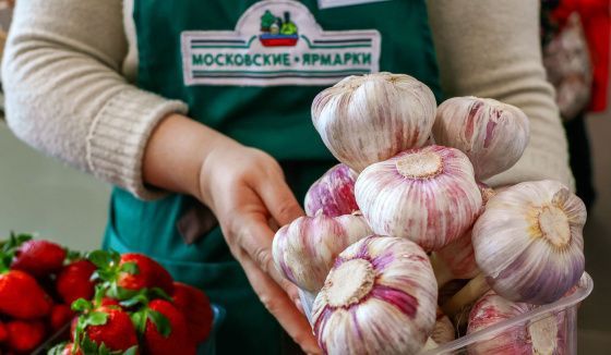 На московских ярмарках стартовал сезон молодого чеснока