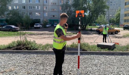 В Омске дороги ремонтируют студенты 