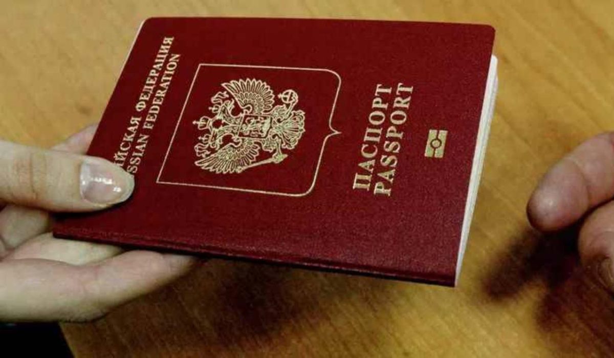 Россиянка взыскала с МВД почти 300 тысяч рублей за ошибку в загранпаспорте