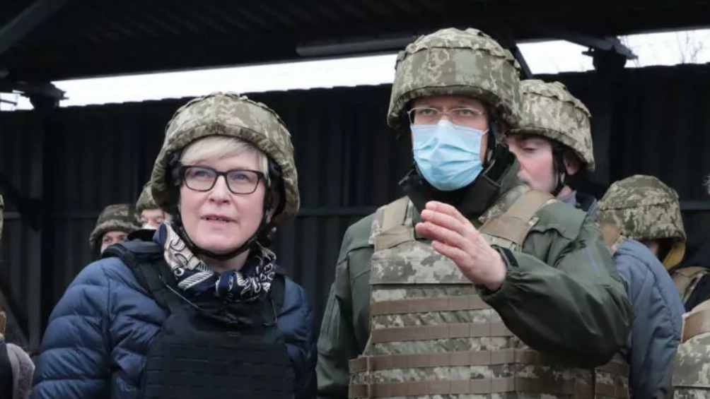 Премьер Литвы посетила КПП на Донбассе
