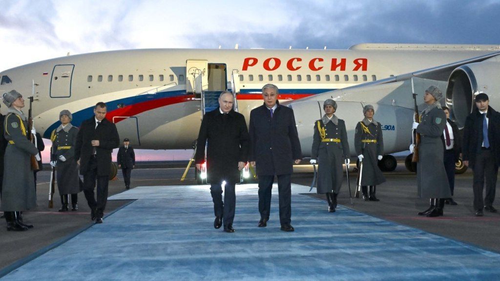 Токаев встретил Путина в аэропорту Астаны
