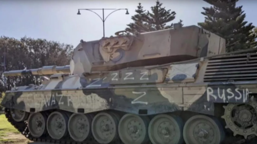 В Австралии танк Leopard расписали лозунгами "Слава России!"