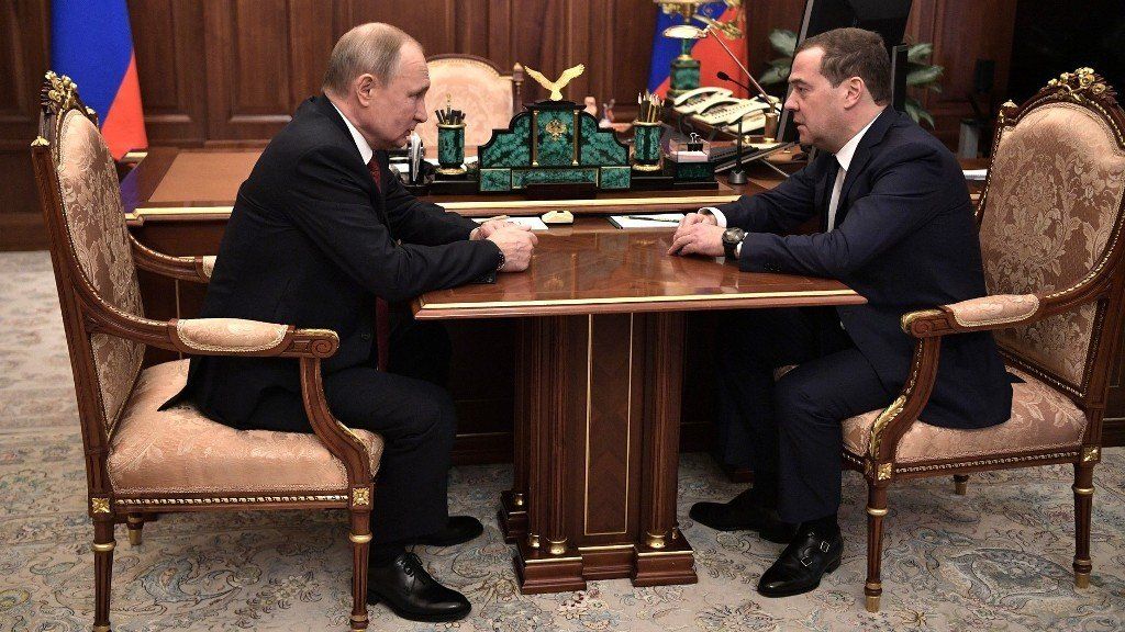 Путин и Медведев смогут стать пожизненными сенаторами в любой момент