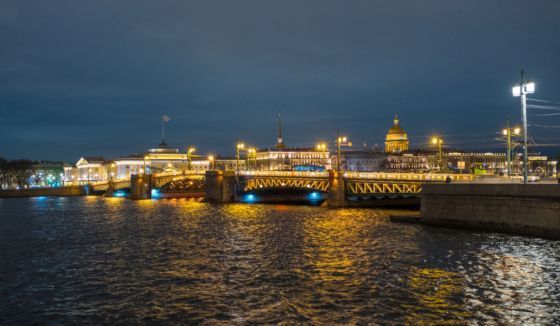 Факелы Ростральных колонн зажгли на стрелке Васильевского острова в Петербурге