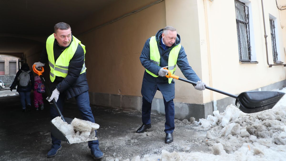 Жители Петербурга высмеяли печаль Беглова о неубранном городе серией мемов