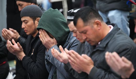 В Новгородской области мужчину оштрафовали за проведение намазов публично