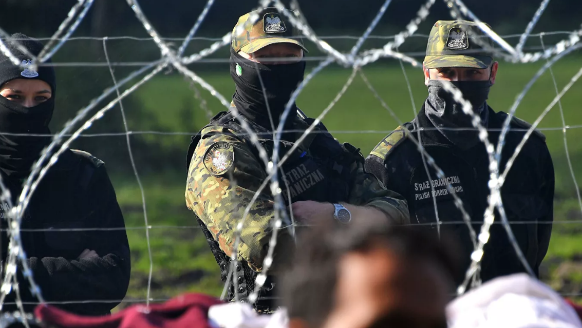Белоруссия обвинила Польшу в попытке вытеснить мигрантов на границу