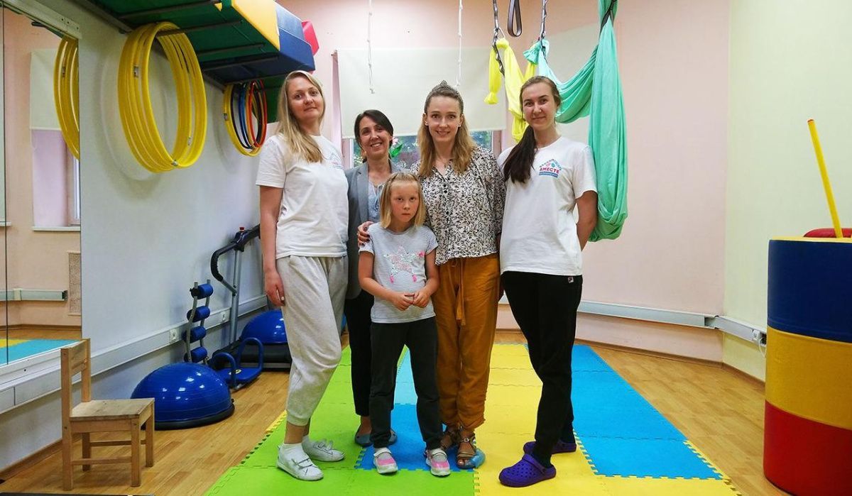 В Москве актриса Алиса Сапегина навестила подопечных детского инклюзивного центра