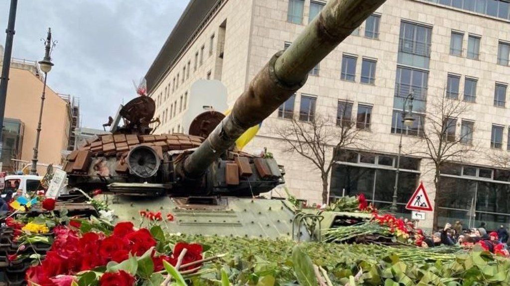 Посольство РФ в Германии прокомментировало установку подбитого российского танка напротив своего здания
