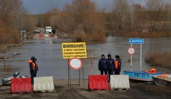 В Воронежской области затопило автомобильный мост