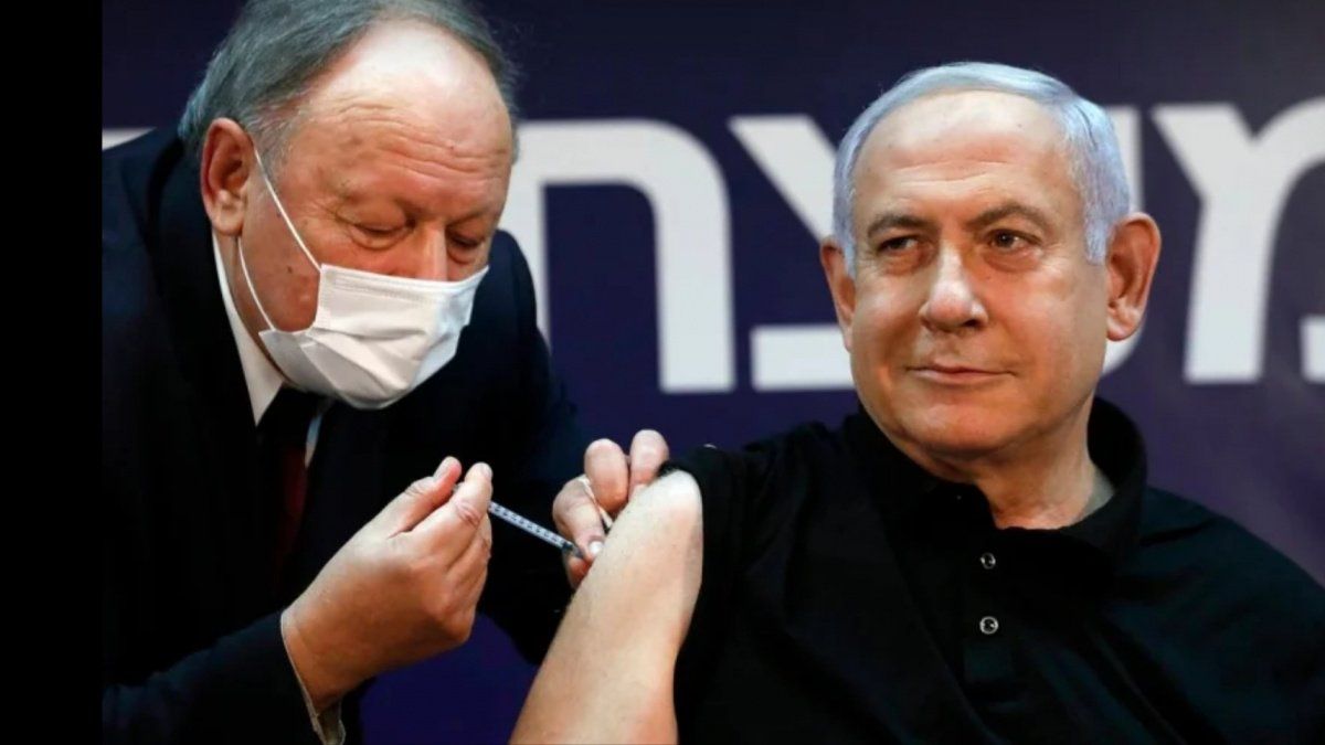 Нетаньяху первым в Израиле вакцинировался от коронавируса