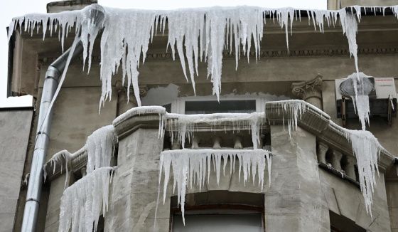 В Нижнем Новгороде наледь обрушилась на директора домоуправляющей компании
