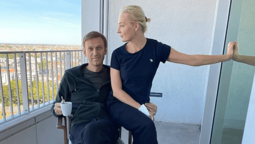 "Абсолютно голого": Навальный потребовал вернуть изъятую в больнице одежду