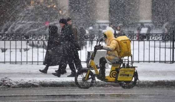 В Петербурге начали действовать ограничения на работу курьерами для мигрантов