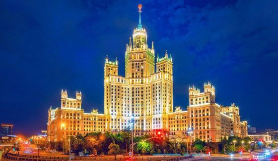 Уличное освещение и подсветку зданий в Москве перевели на зимний режим