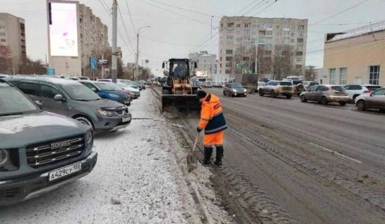 Омские дорожные службы усилили расчистку городских улиц от снега