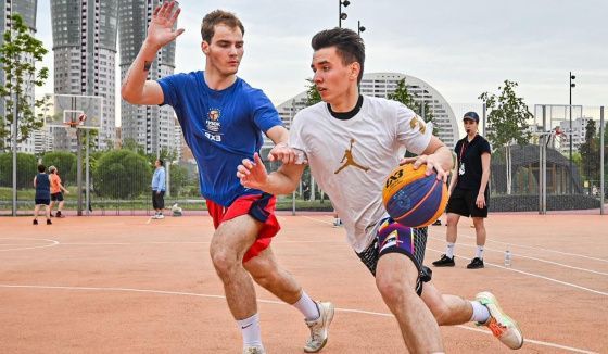 На бесплатные занятия футболом, баскетболом и волейболом приглашают москвичей