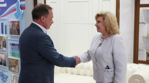 Москалькова подарила Ярошенко папку с запросами о его помиловании