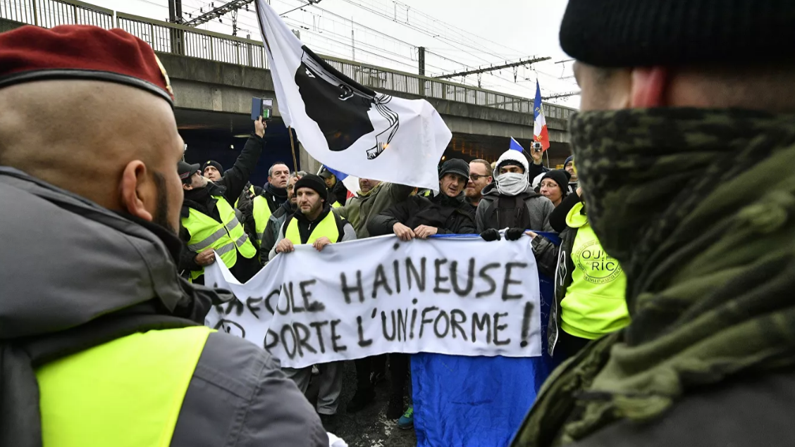 В Париже вновь проходят массовые протесты