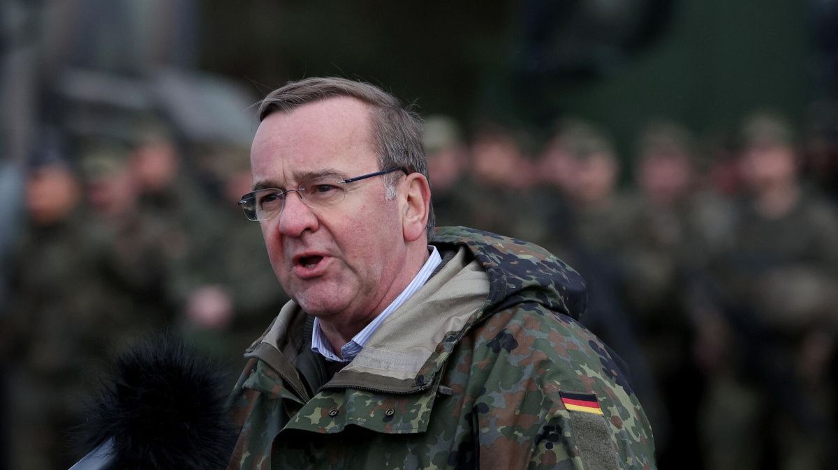 Министр обороны Германии выступил против наращивания помощи Украине