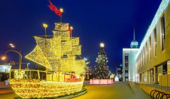 Северный и Южный речные вокзалы получили новогоднее украшение