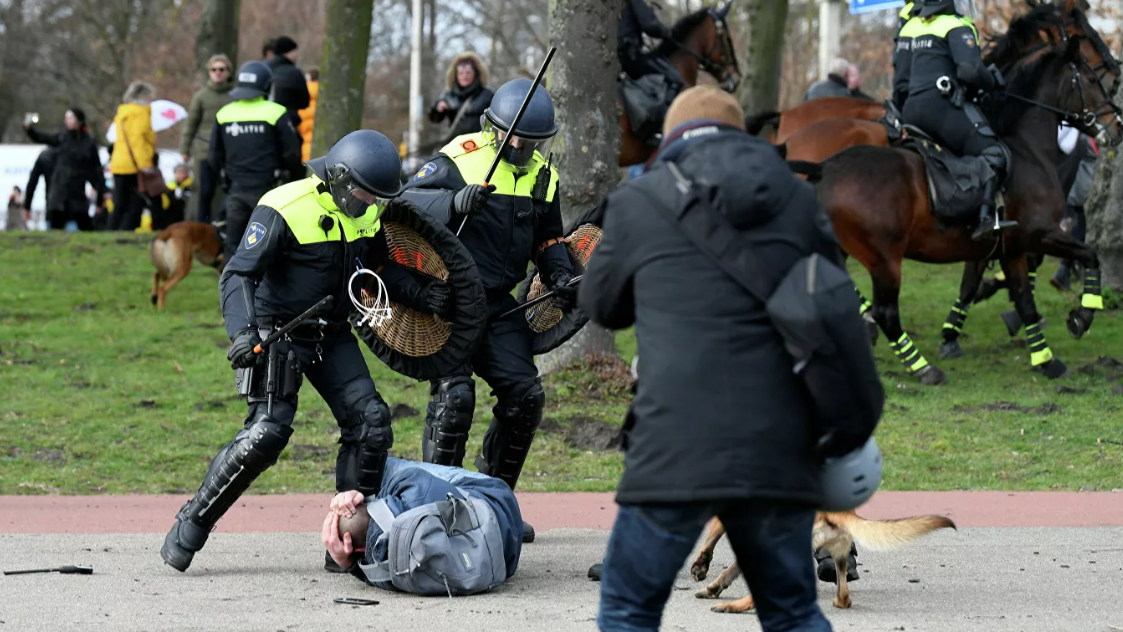 В Гааге полиция водомётами разгоняет акцию протеста