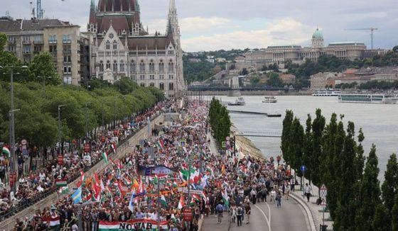 Акция протеста против развязывания НАТО войны собрала тысячи участников в Европе